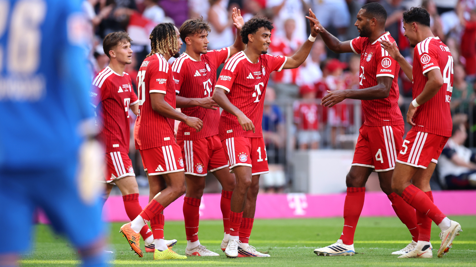 FC Bayern und Nathaniel Brown jubeln