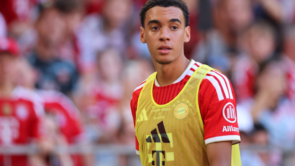 Jamal Musiala (FC Bayern) ist im Testspiel gegen Heidenheim erneut zusammengebrochen