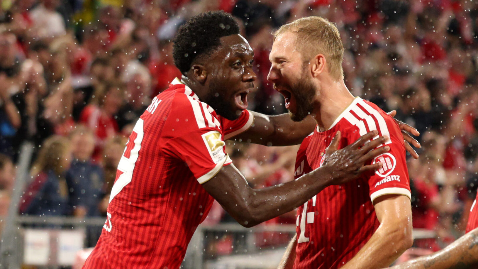 Alphonso Davies und Konrad Laimer jubeln über ein Tor des FC Bayern
