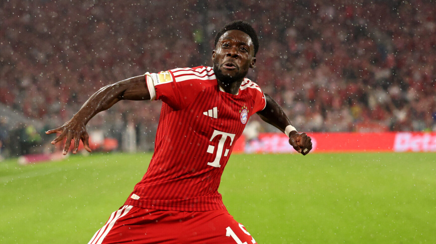 Alphonso Davies jubelt (FC Bayern)