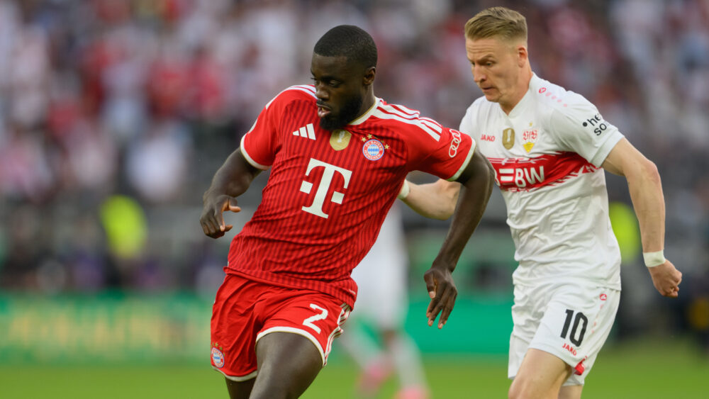 FC Bayern vs. VfB Stuttgart: Hier ein Zweikampf zwischen Upamecano und Führich