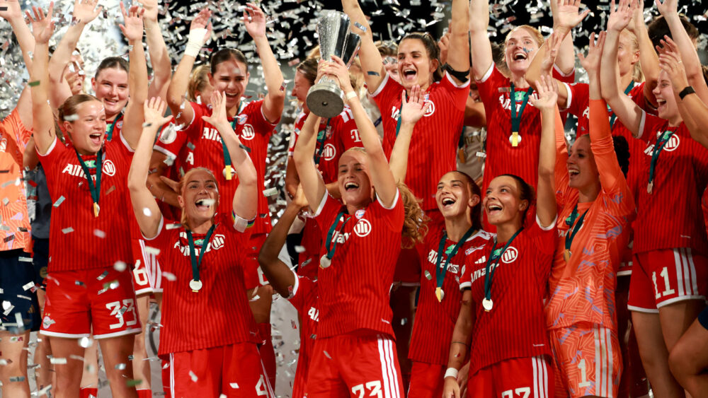 FC Bayern Frauen jubeln mit dem Supercup