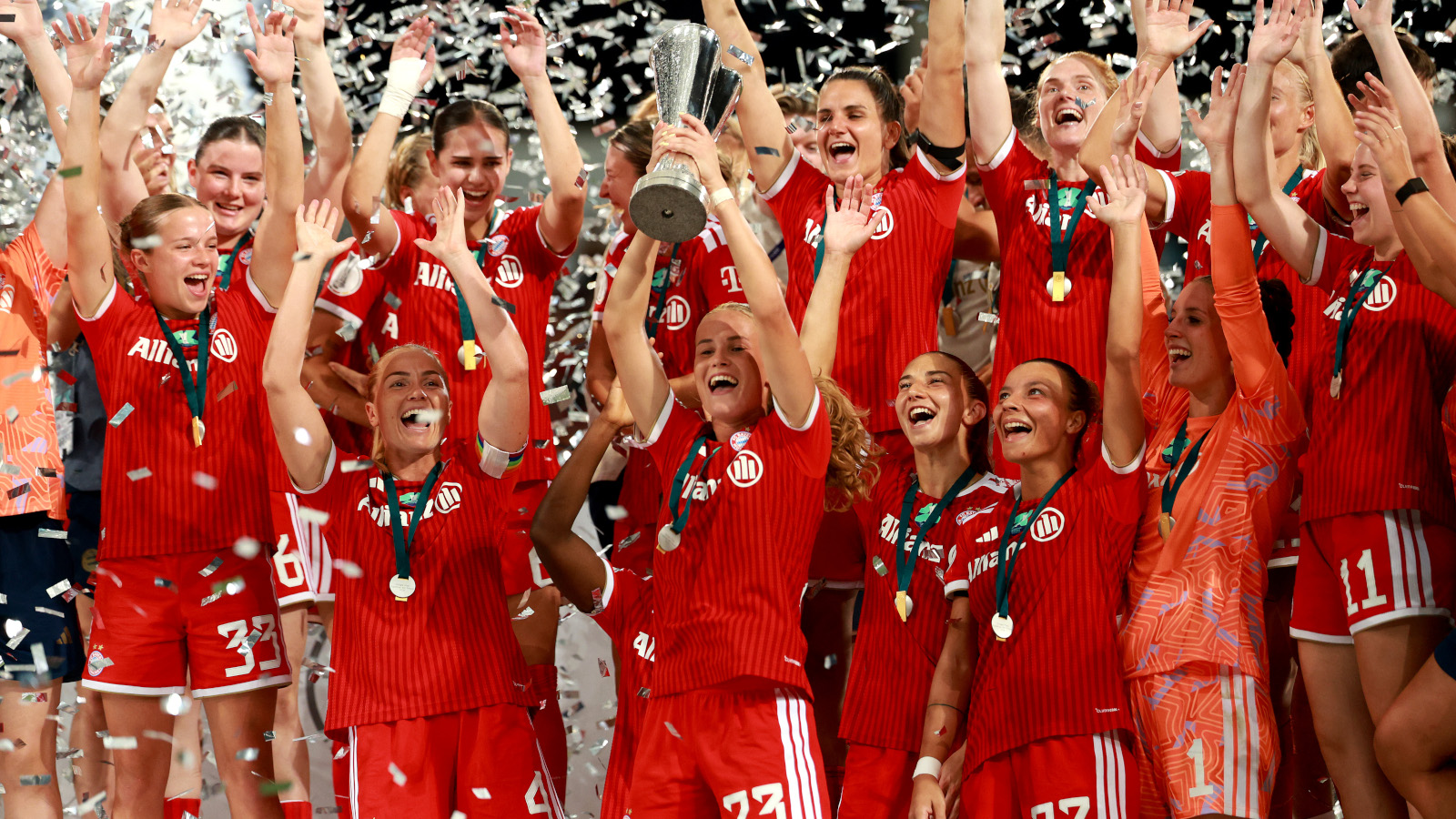 FC Bayern Frauen jubeln mit dem Supercup