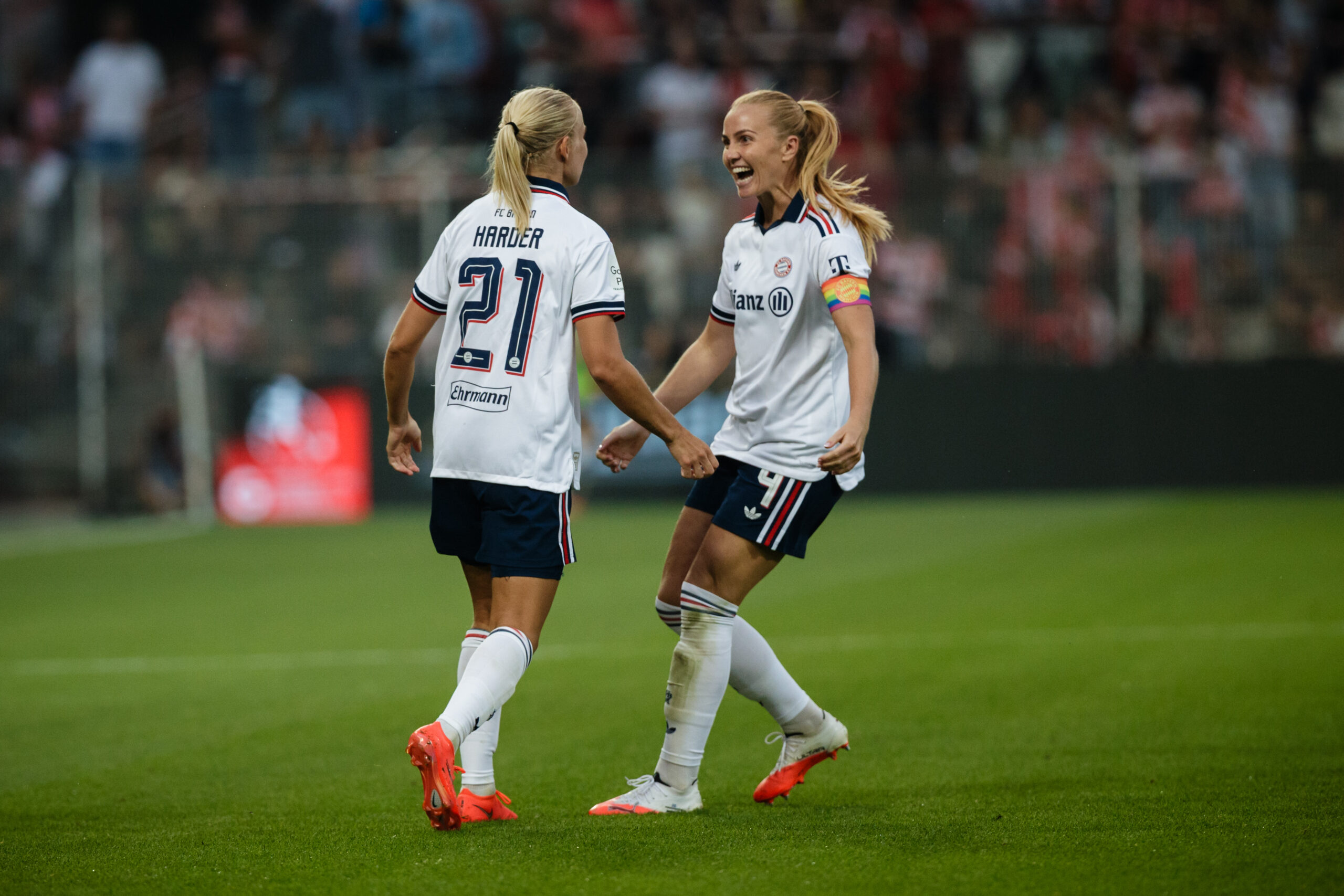 Pernille Harder und Glodis Perla Viggosdottir (FC Bayern Frauen)