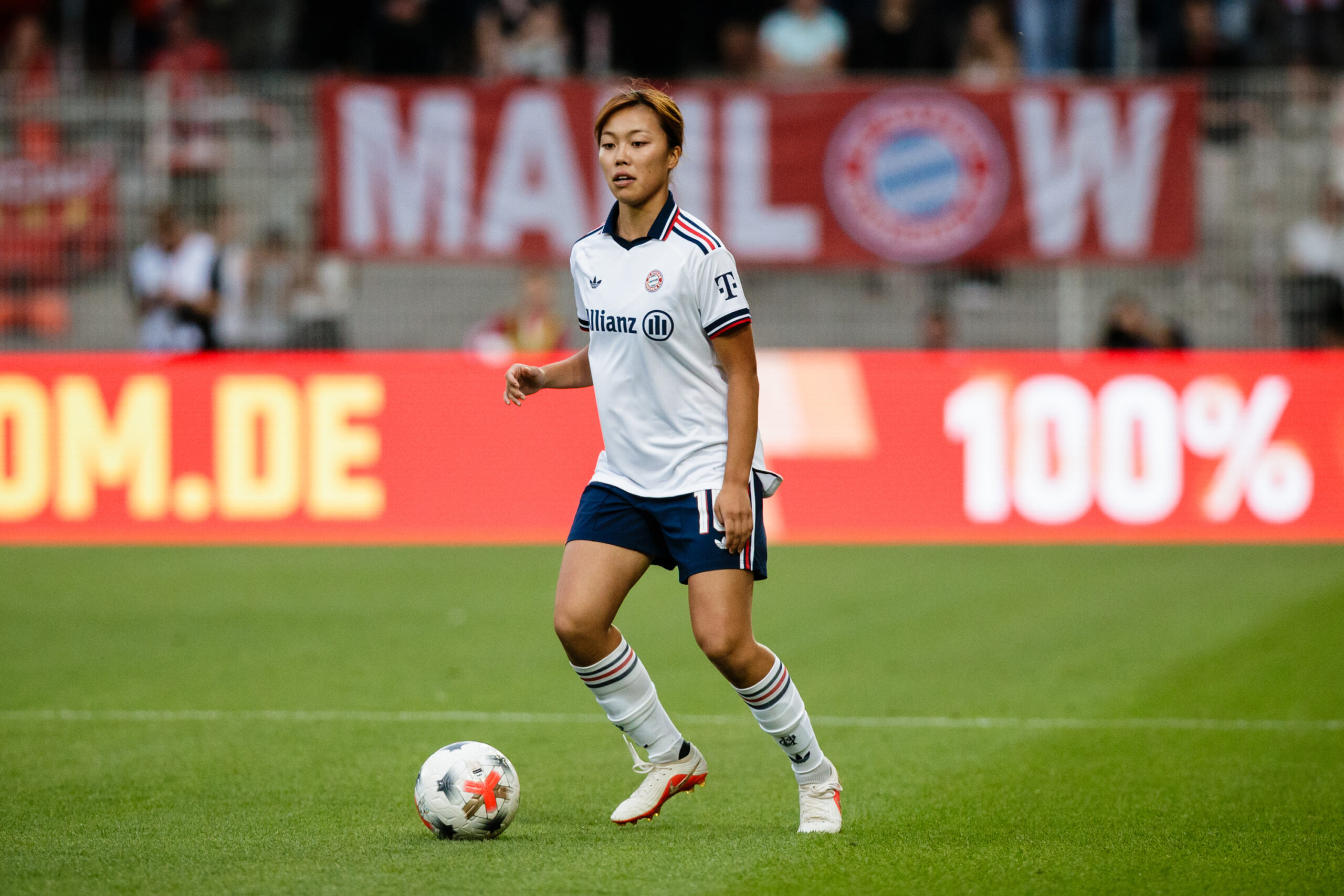Die FC Bayern Frauen gewinnen in Leverkusen mit 3:2
