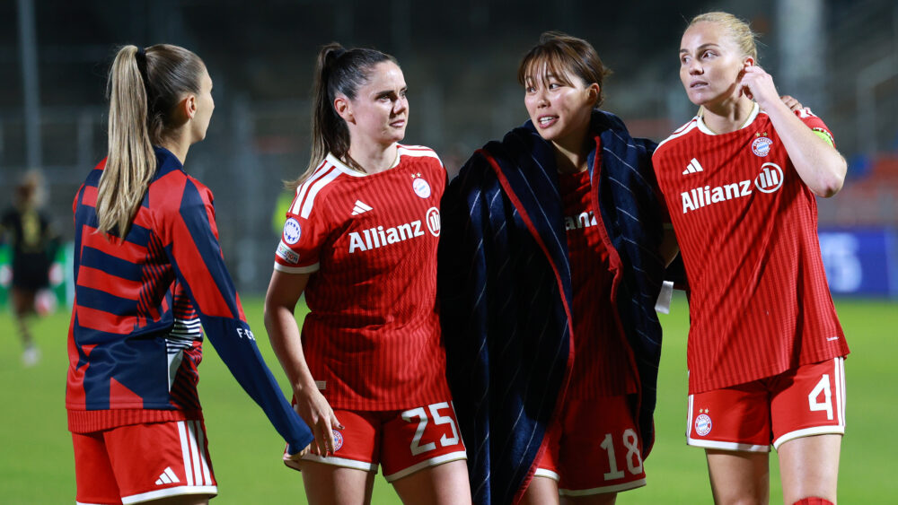 FC Bayern Frauen besprechen sich nach dem Spiel gegen City