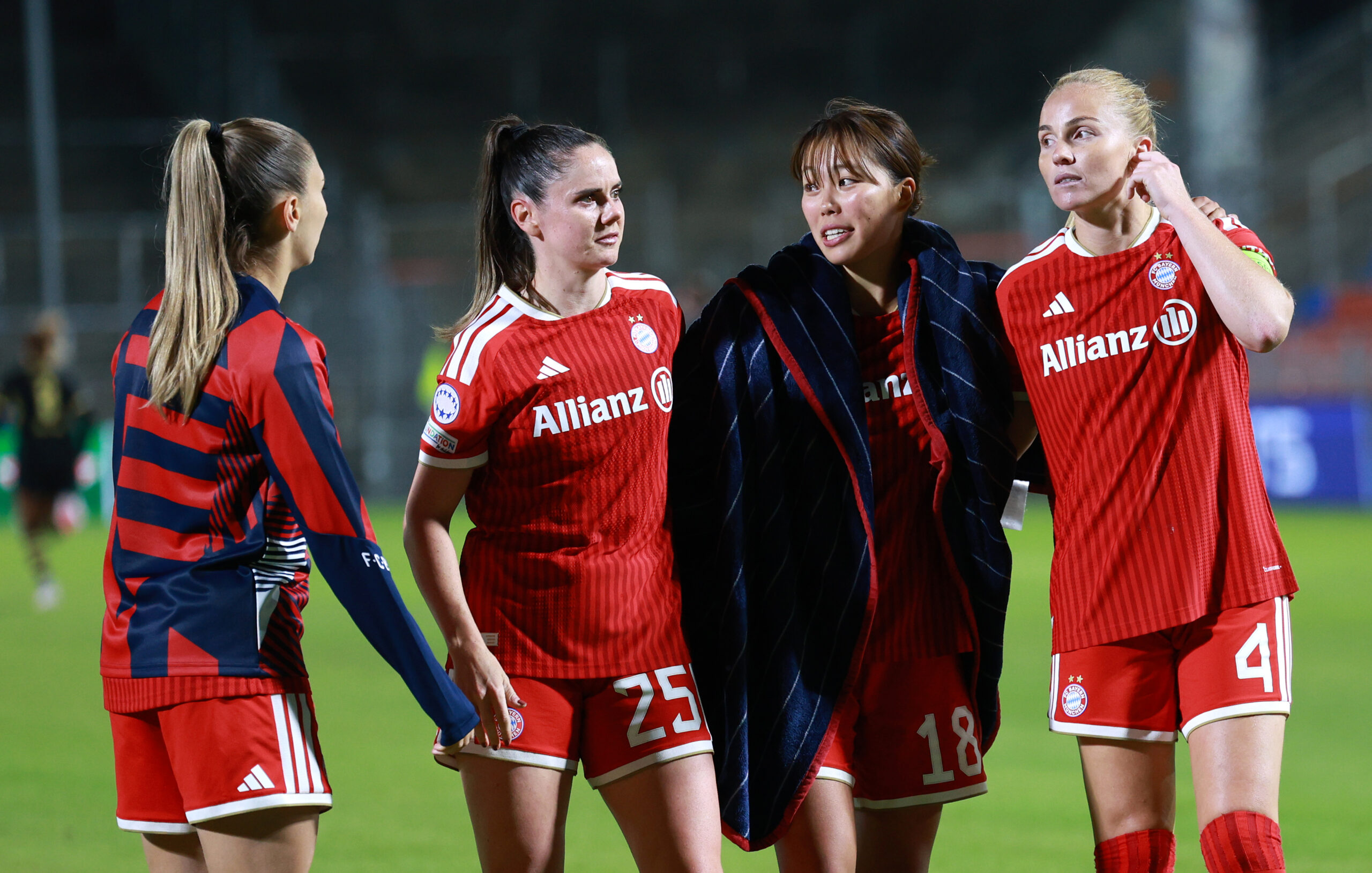 FC Bayern Frauen besprechen sich nach dem Spiel gegen City