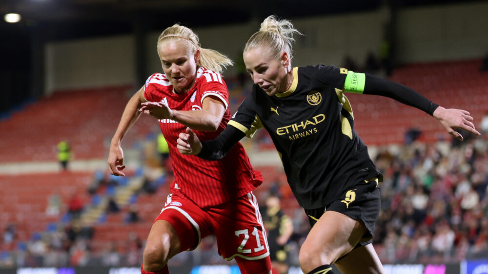 Pernille Harder (FC Bayern) im Zweikampf