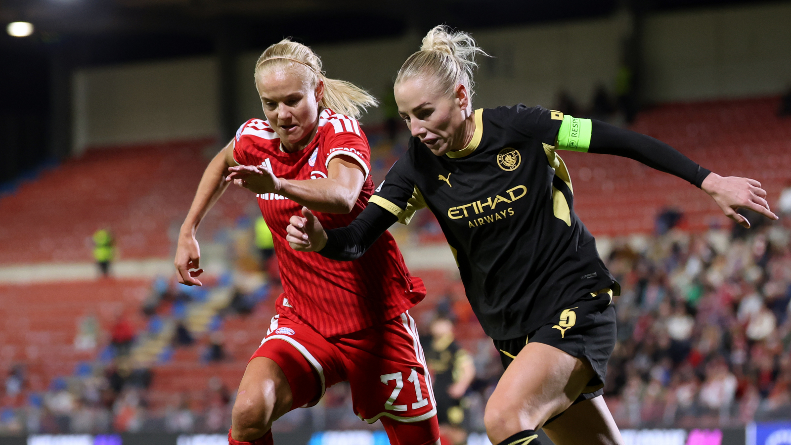 Pernille Harder (FC Bayern) im Zweikampf