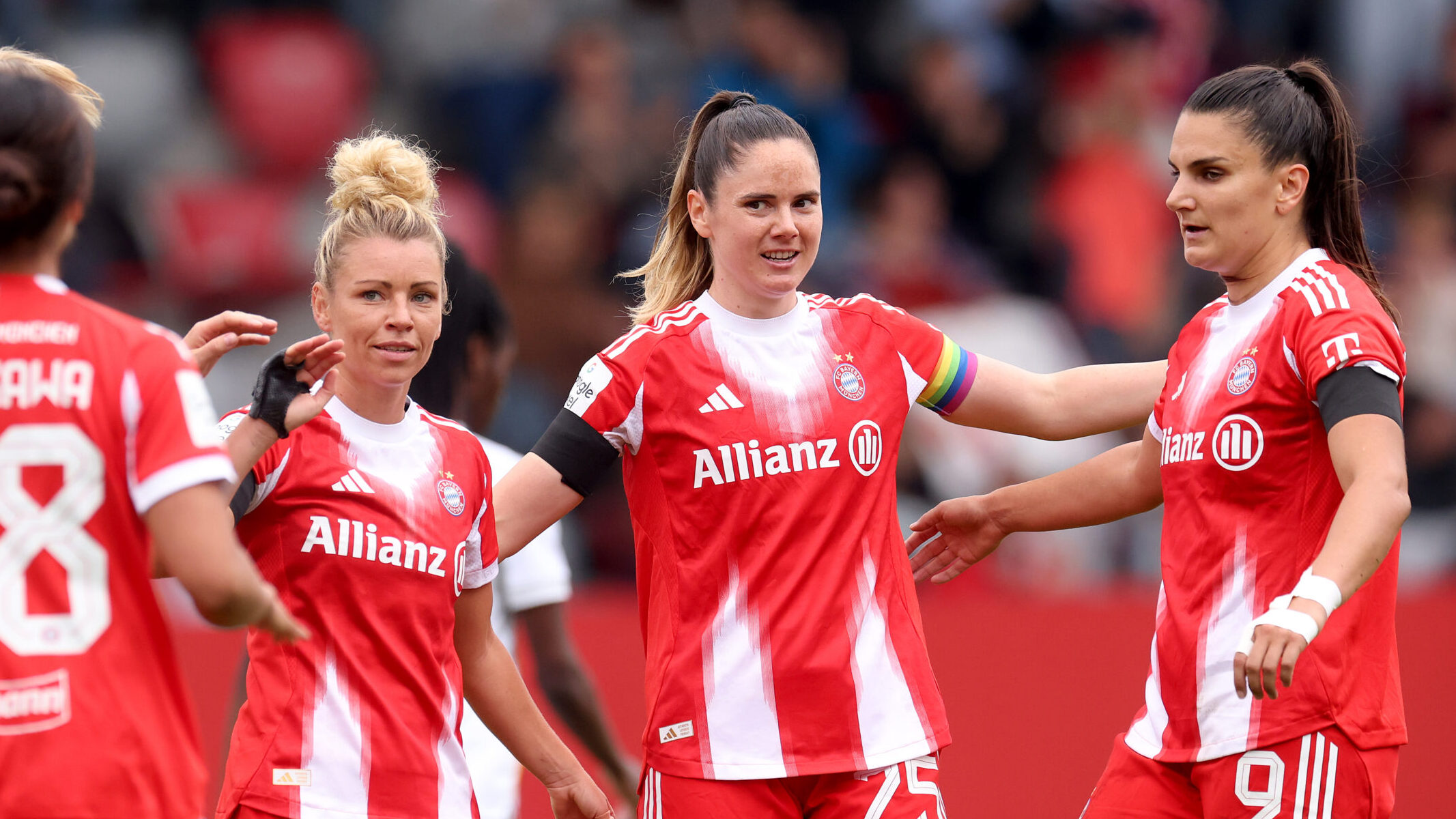 Sarah Zadrazil und die Kolleginnen vom FC Bayern jubeln