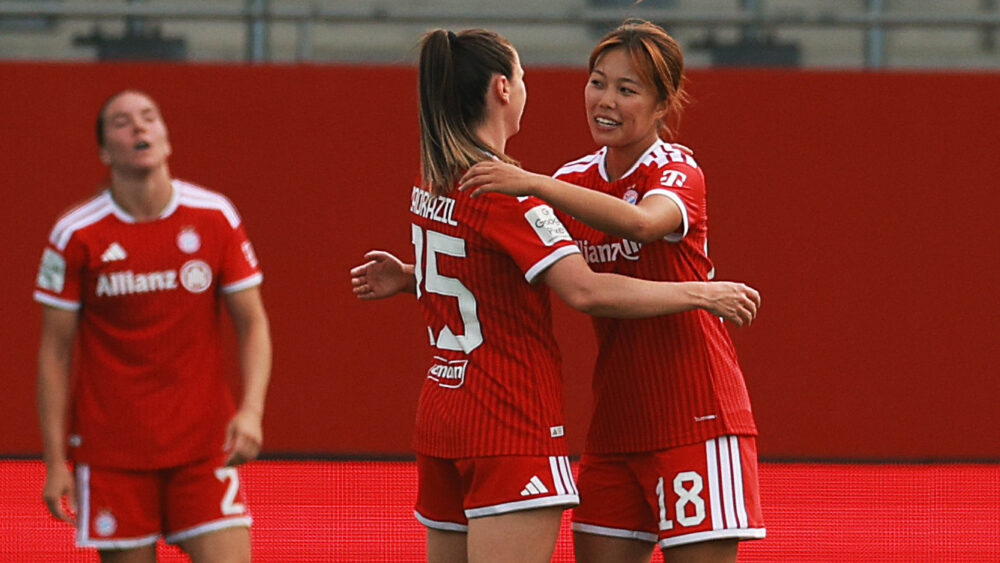 Sarah Zadrazil und Momoko Tanikawa (FC Bayern)