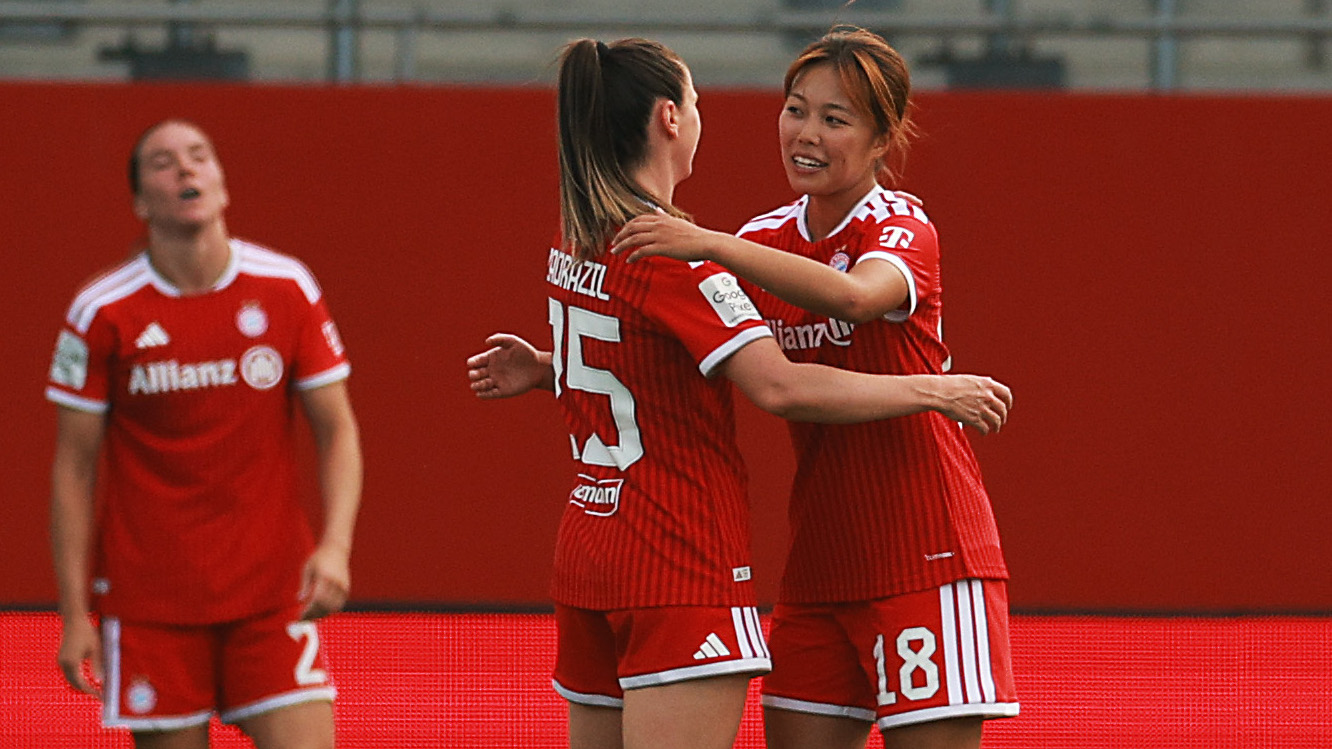 Sarah Zadrazil und Momoko Tanikawa (FC Bayern)