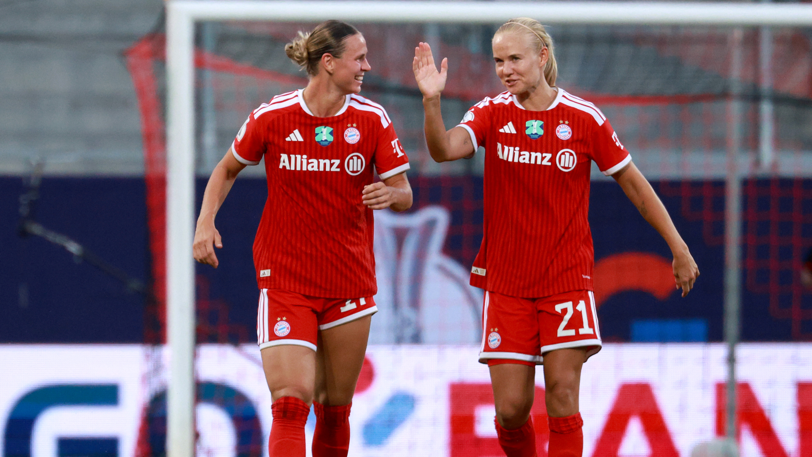 Klara Bühl und Pernille Harder (FC Bayern)