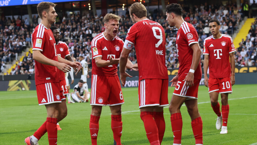 FC Bayern jubelt über Tor gegen die SV Elversberg