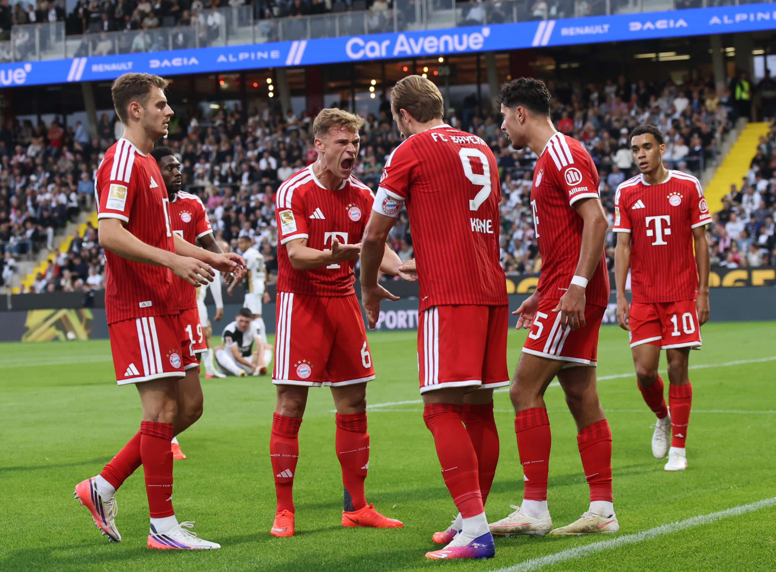 FC Bayern jubelt über Tor gegen die SV Elversberg
