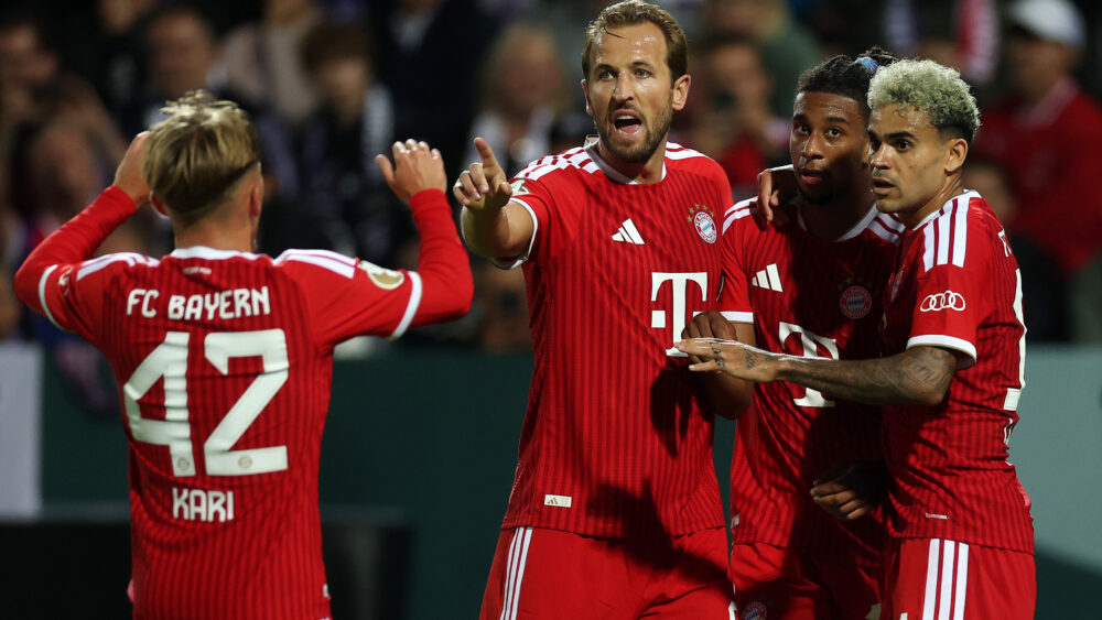Harry Kane jubelt mit seinen Kollegen vom FC Bayern