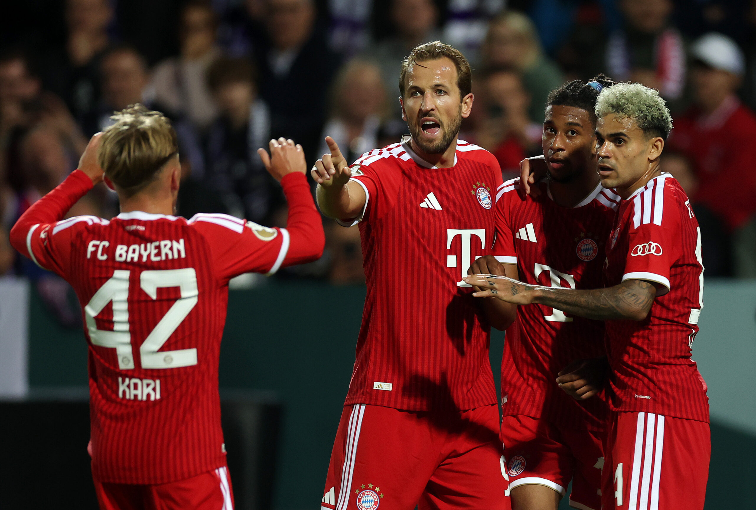 Harry Kane jubelt mit seinen Kollegen vom FC Bayern
