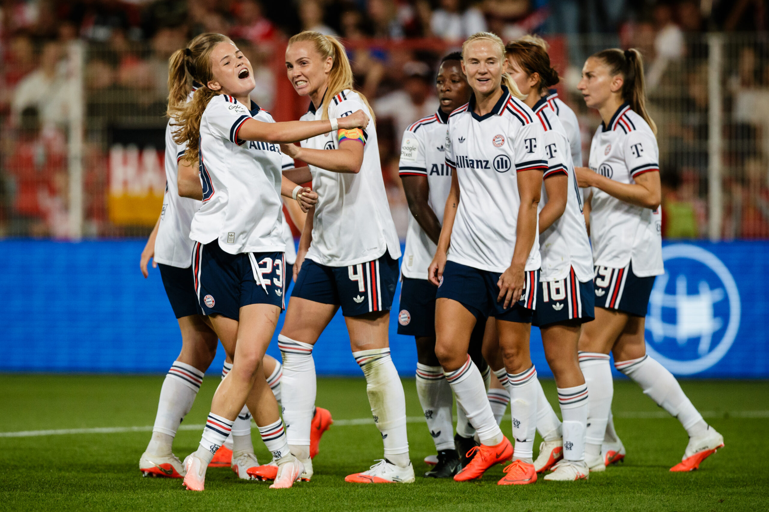 FC Bayern Frauen jubeln gemeinsam im weißen Auswärtstrikot.