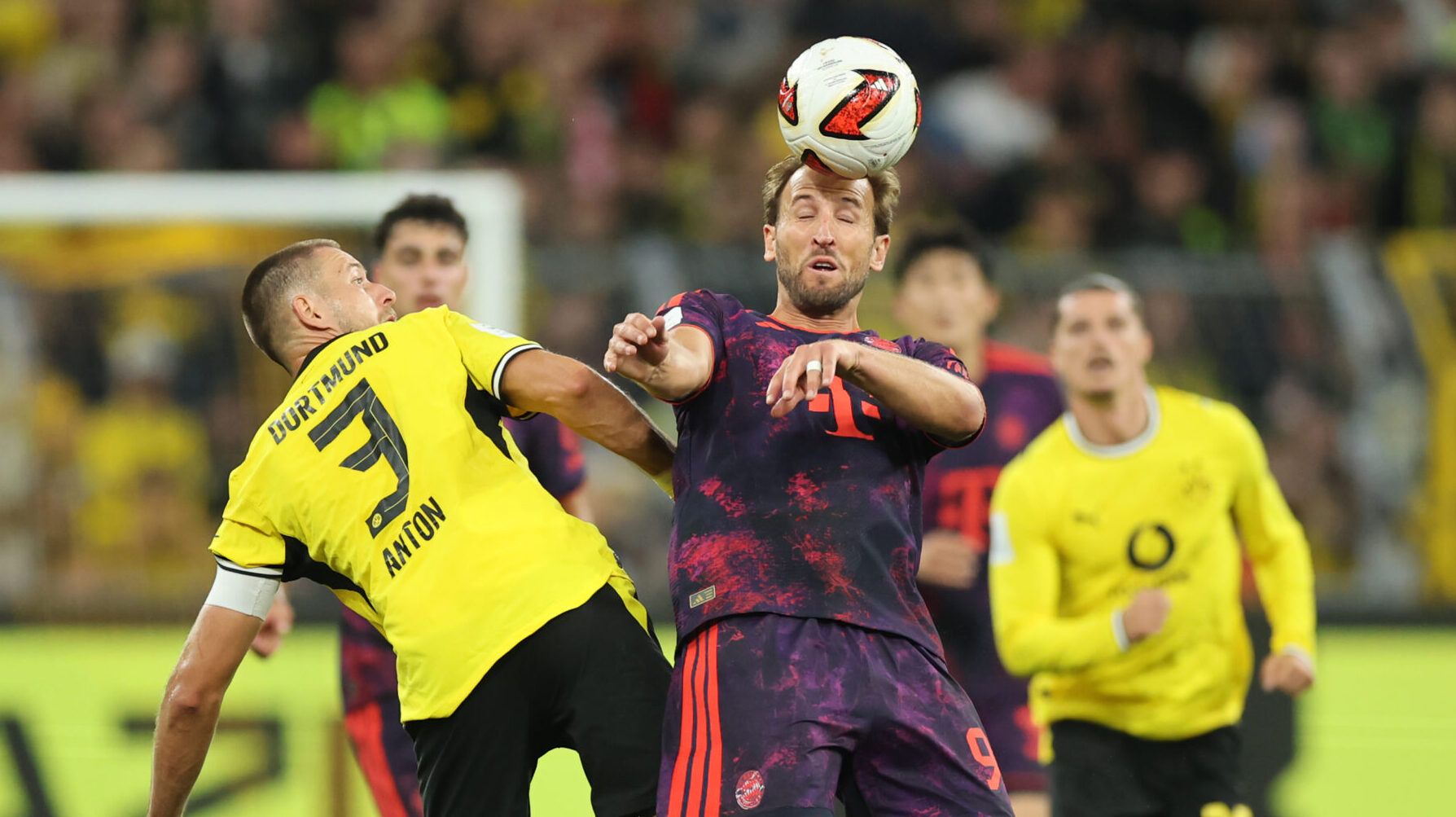 Harry Kane im Zweikampf mit Waldemar Anton im Duell zwischen dem FC Bayern und dem BVB