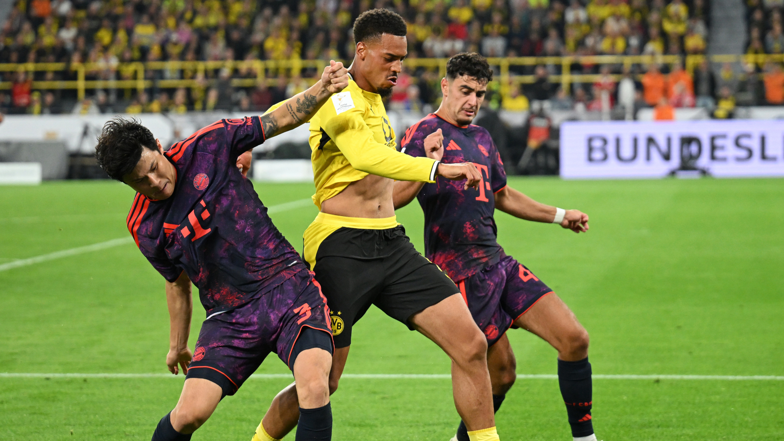 FC Bayern vs. BVB. Pavlovic im Zweikampf gegen Nmecha.