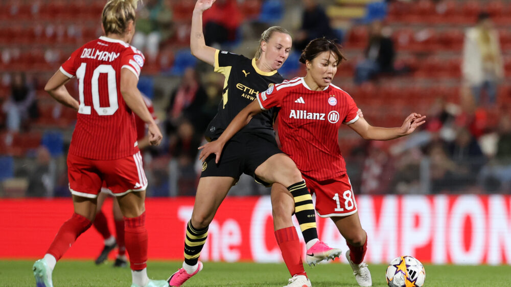 Frauenfußball: FC Bayern Frauen gegen Manchester City. Momoko Tanikawa im Zweikampf.