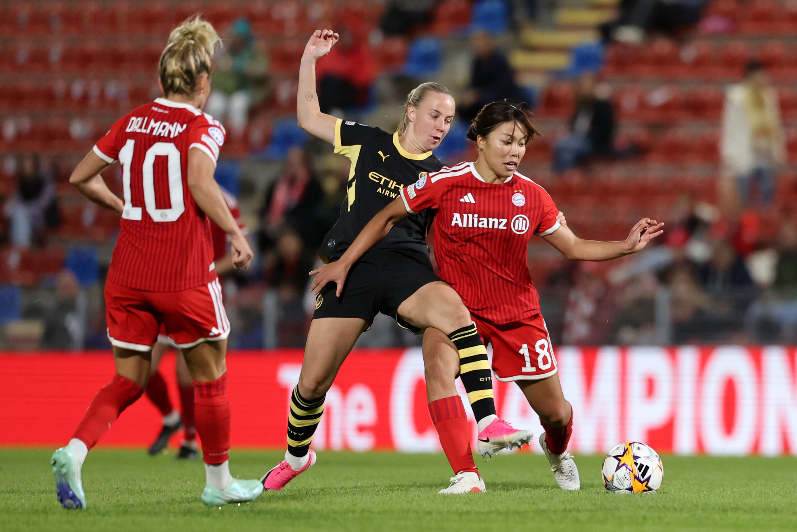 Frauenfußball: FC Bayern Frauen gegen Manchester City. Momoko Tanikawa im Zweikampf.