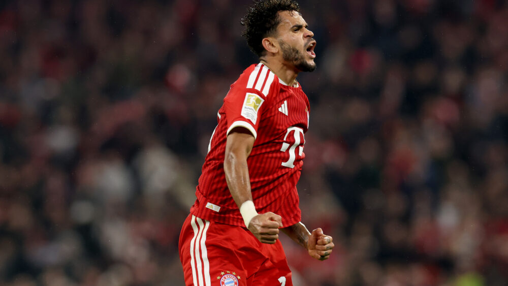 Luis Diaz jubelt im roten Heimtrikot des FC Bayern.