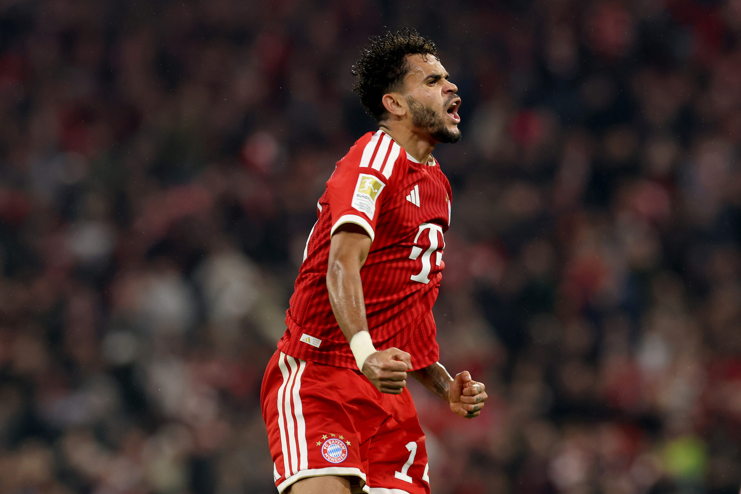 Luis Diaz jubelt im roten Heimtrikot des FC Bayern.