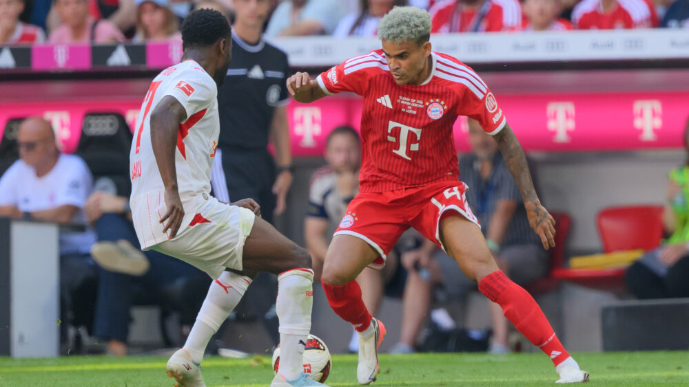 Luis Díaz (FC Bayern) im Zweikampf mit RB Leipzig.