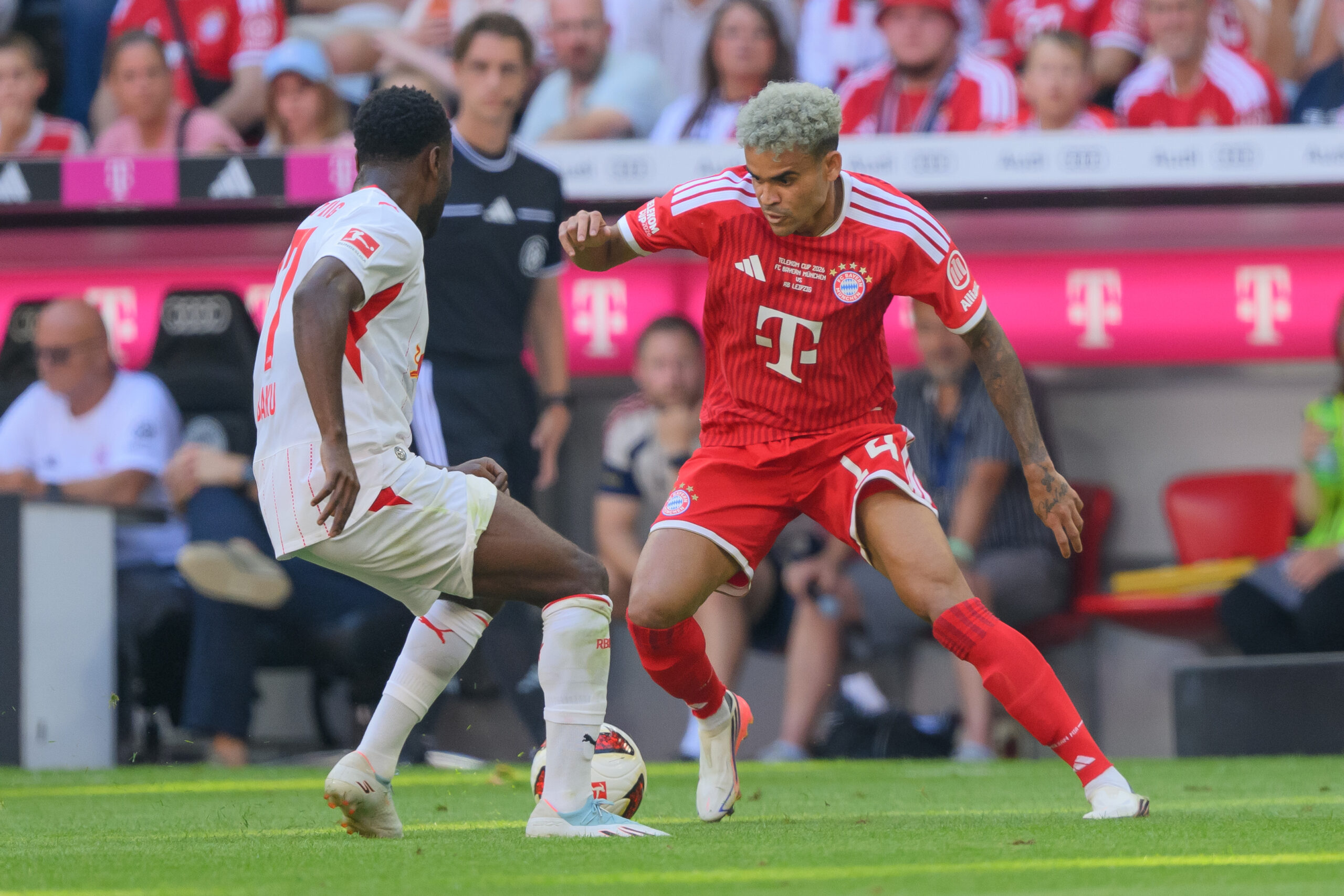 Luis Díaz (FC Bayern) im Zweikampf mit RB Leipzig.