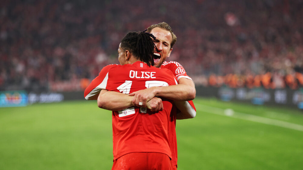 Harry Kane umarmt Michael Olise (beide FC Bayern)