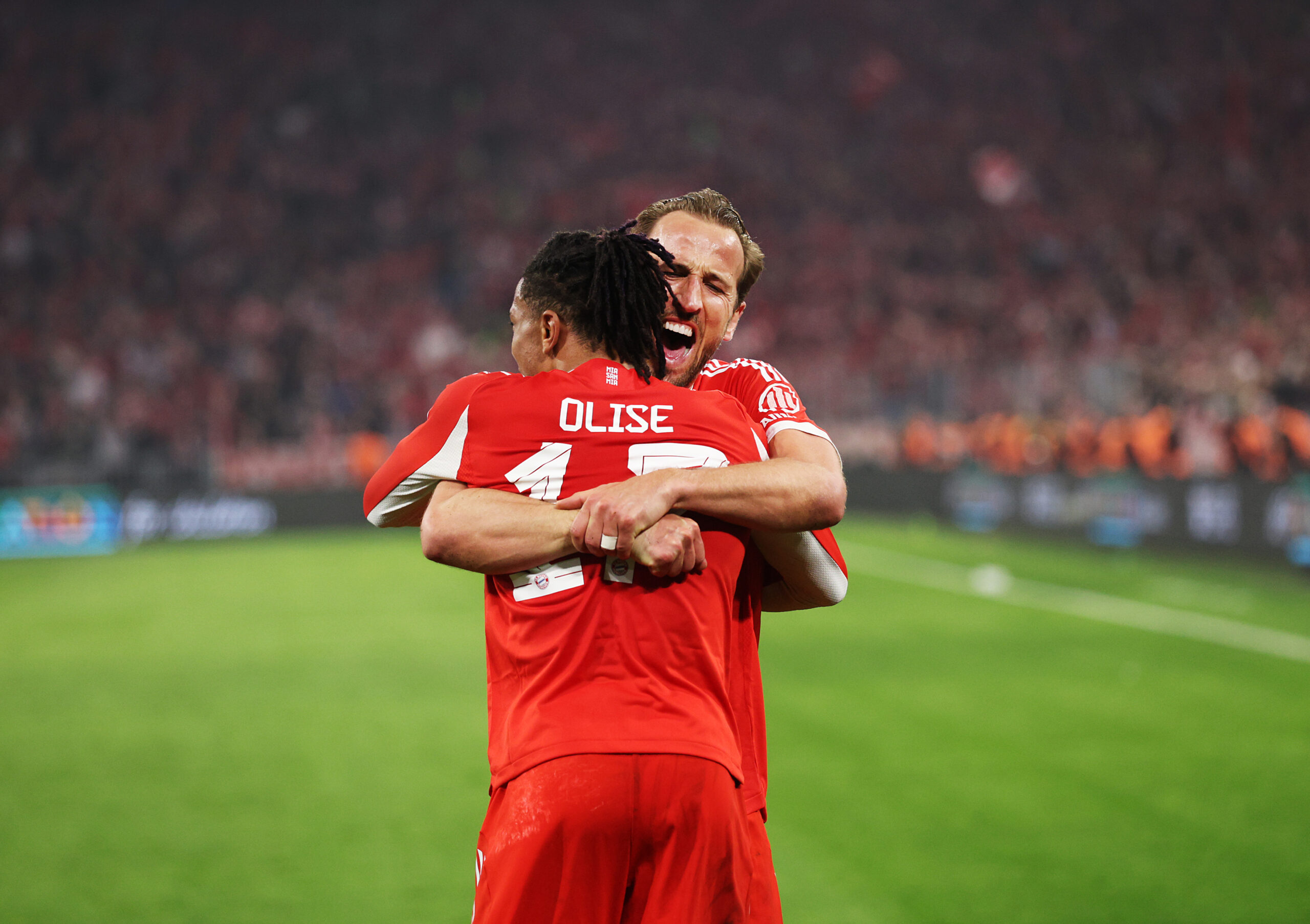 Harry Kane umarmt Michael Olise (beide FC Bayern)