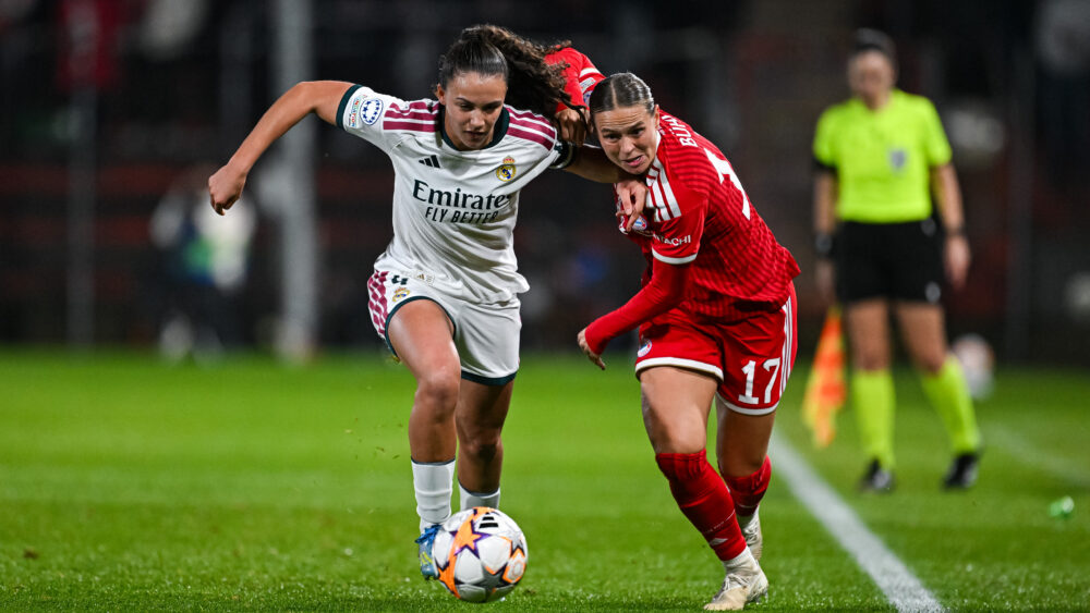 FC Bayern Frauen vs. Real Madrid: Bühl hier im Zweikampf