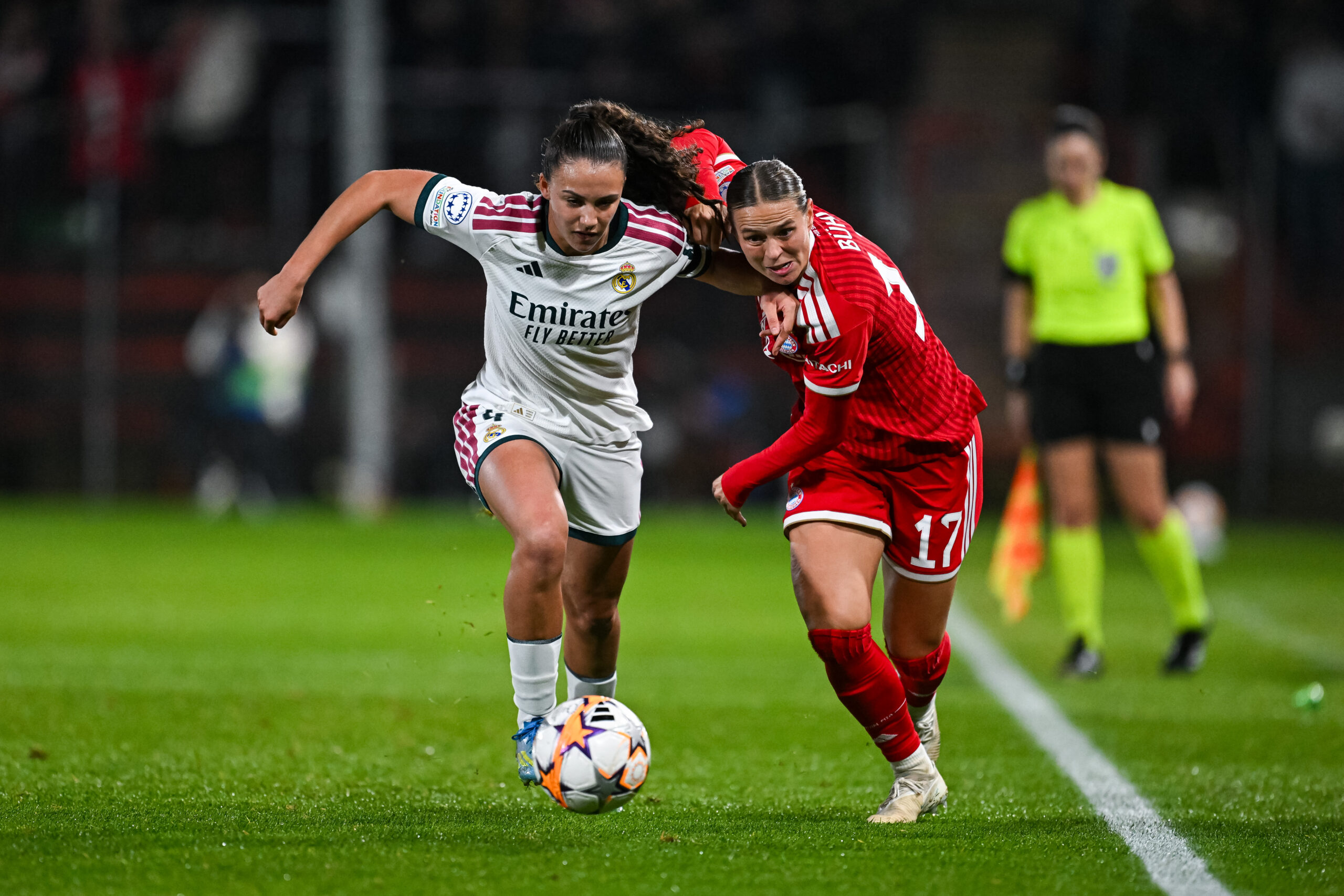 FC Bayern Frauen vs. Real Madrid: Bühl hier im Zweikampf