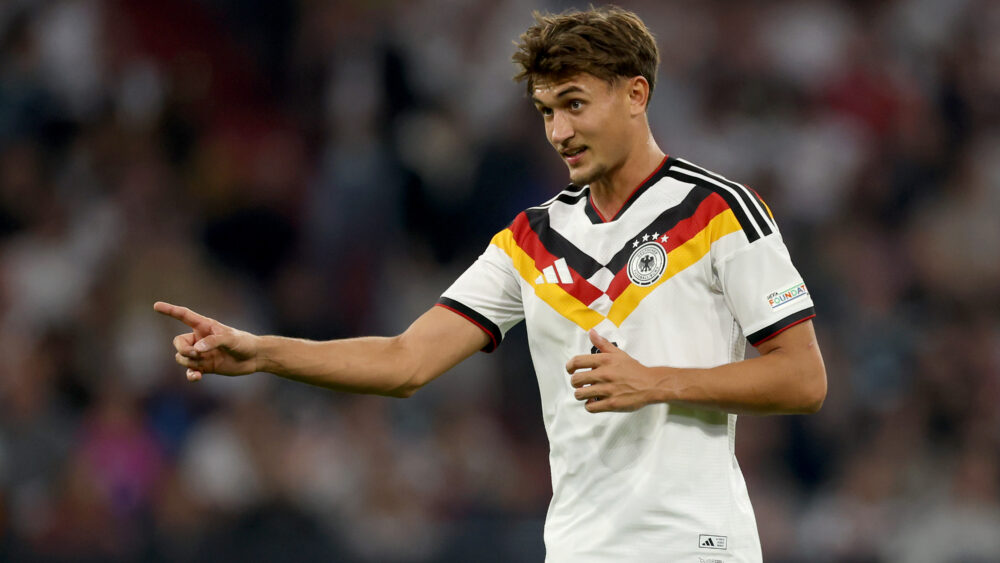 Tom Bischof (FC Bayern) im Trikot vom DFB-Team