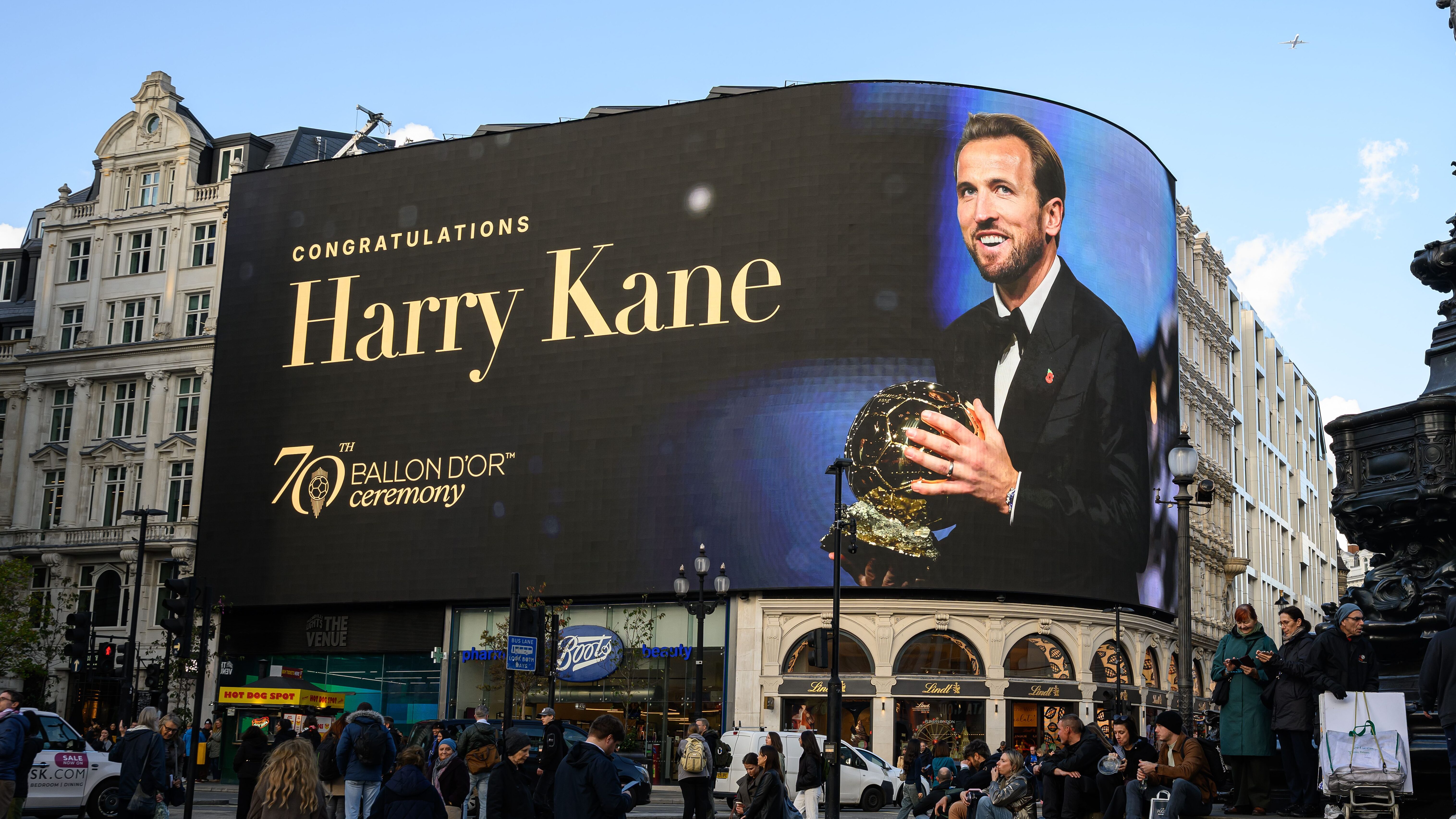 Harry Kane (Ballon d'Or, FC Bayern) erstrahlt am Piccadilly Circus