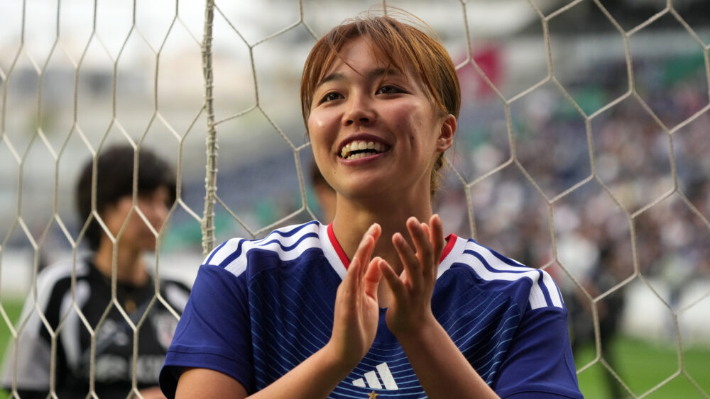 Momoko Tanikawa (FC Bayern) hier im blauen Trikot von Japan. Sie lacht und klatscht in die Hände.