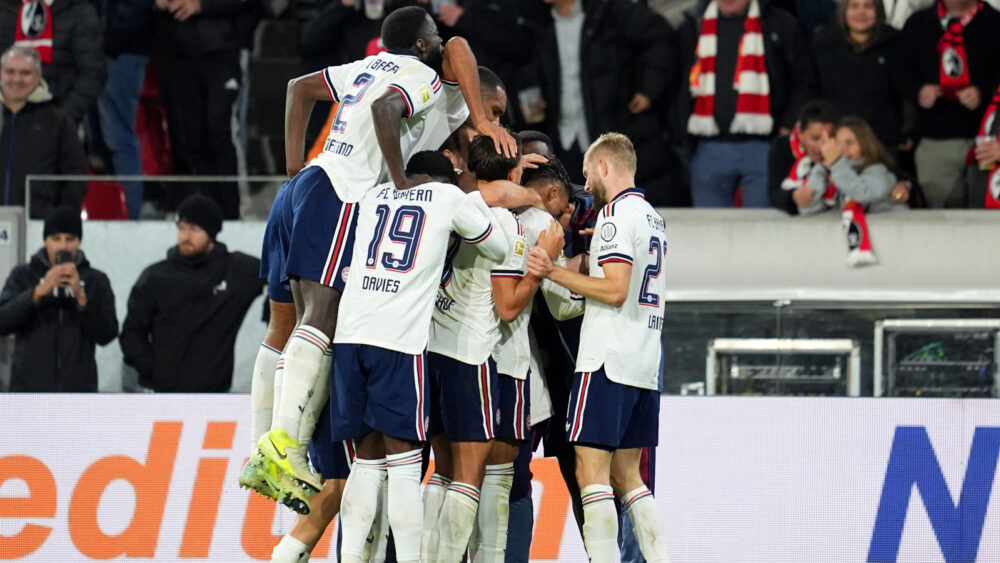 FC Bayern jubelt gemeinsam in Freiburg.