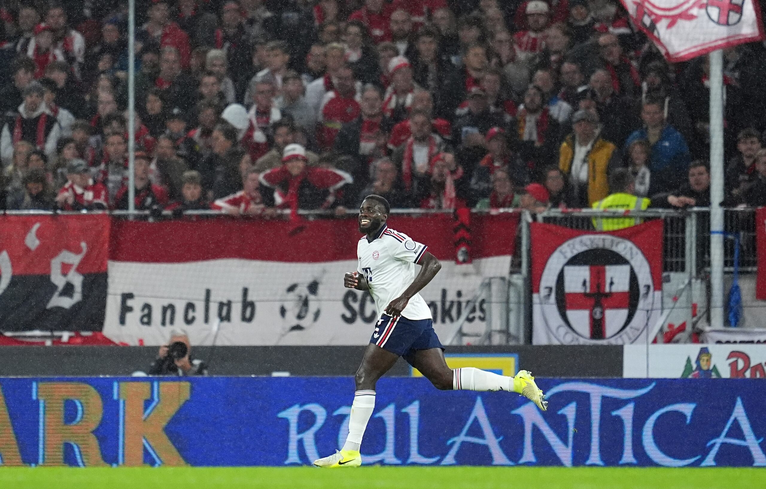 Dayot Upamecano bringt den FC Bayern in Freiburg in Führung.
