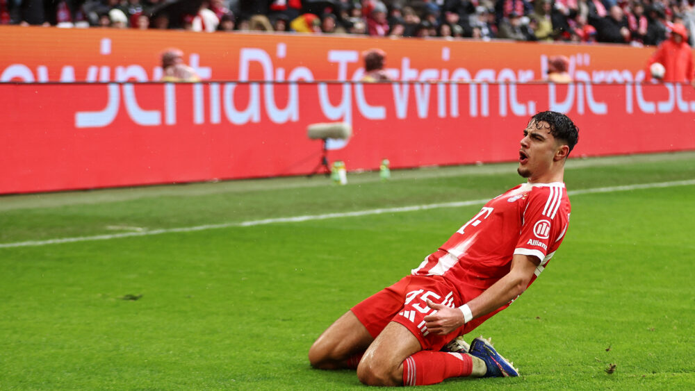 Aleksandar Pavlovic (FC Bayern) jubelt nach seinem Treffer gegen Eintracht Frankfurt.