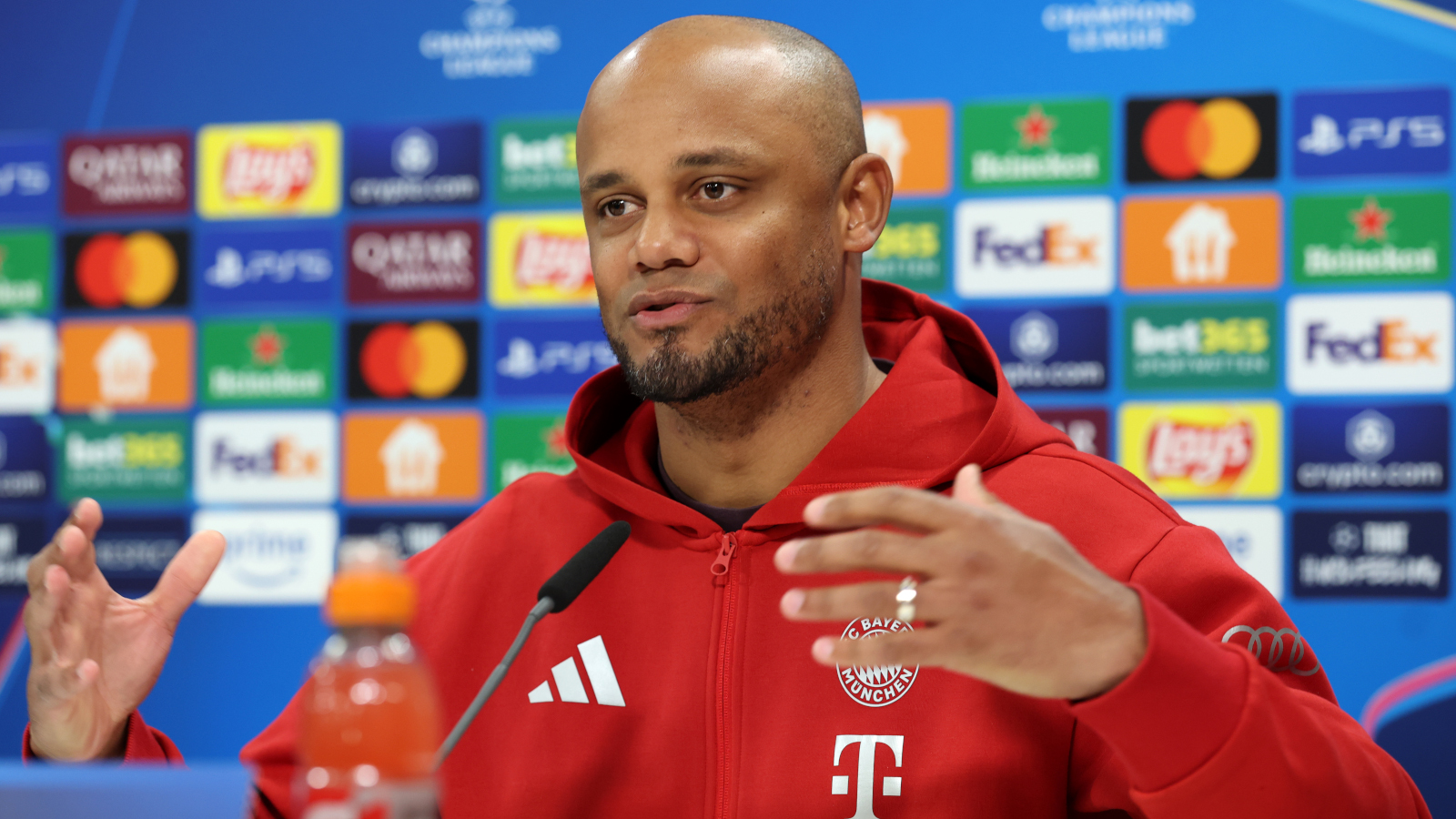 Vincent Kompany gestikuliert auf einer Pressekonferenz des FC Bayern München.